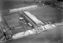 120016 Luchtfoto van het bedrijfsgebouw van de Utrechtsche Chemische Industrie te Jutphaas (N.V. Chemische Fabriek v/h ...